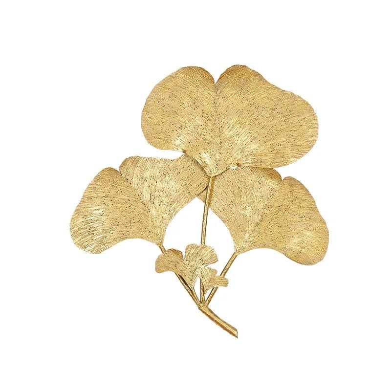 Elegante Wanddekoration mit goldenen Ginkgoblättern