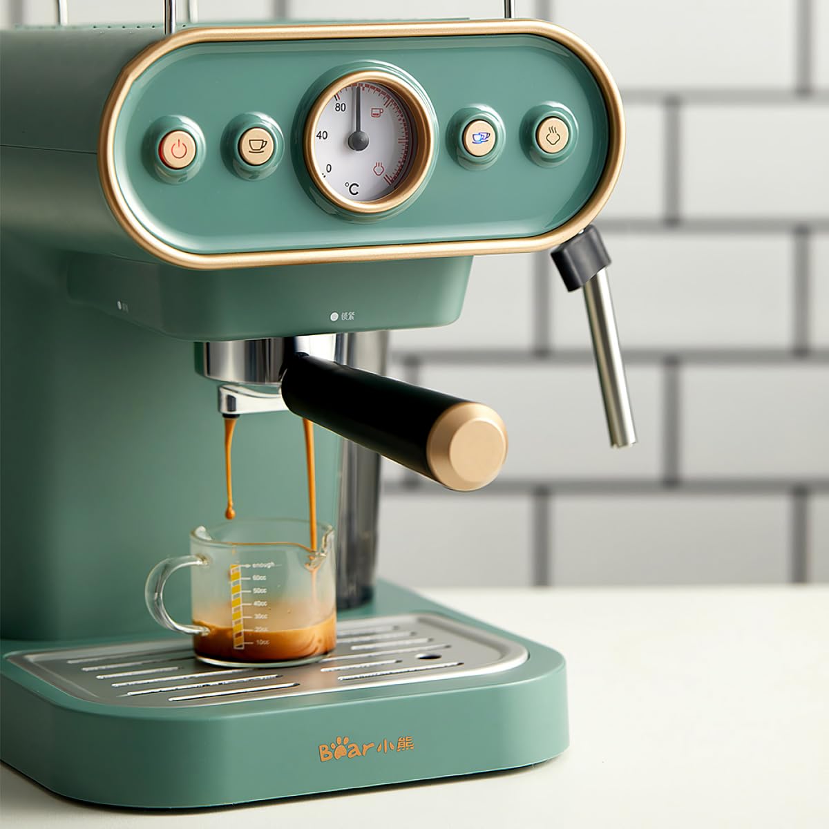 Kompakte Hochdruck-Kaffeemaschine mit Dampfaufschäumer