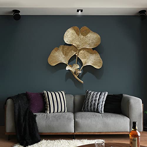Elegante Wanddekoration mit goldenen Ginkgoblättern