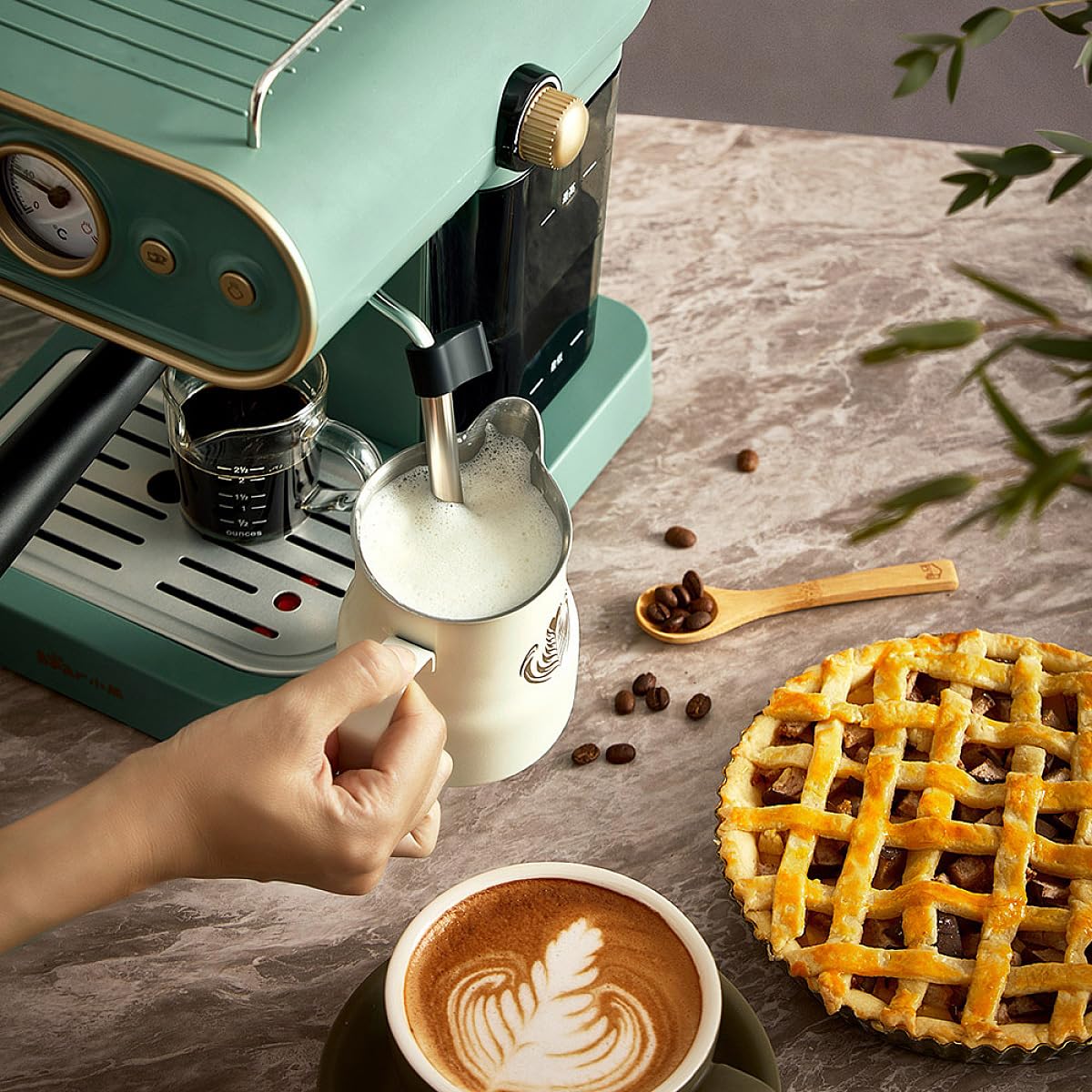 Kompakte Hochdruck-Kaffeemaschine mit Dampfaufschäumer