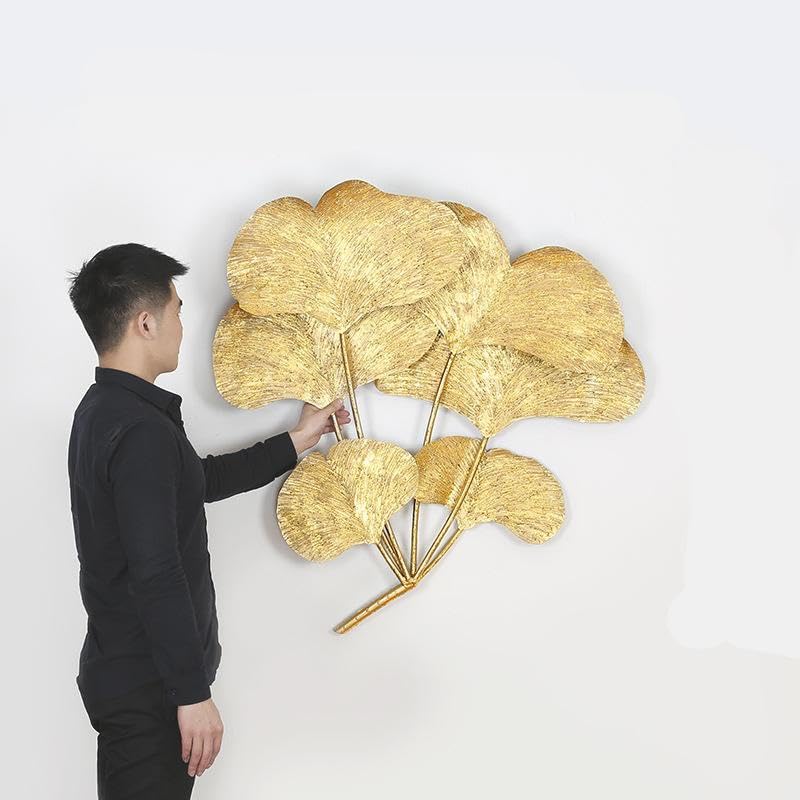 Elegante Wanddekoration mit goldenen Ginkgoblättern