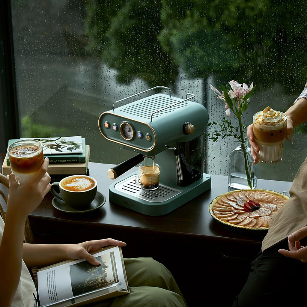 compact high-pressure coffee machine with steam frother