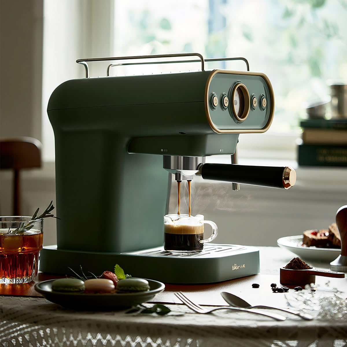 compact high-pressure coffee machine with steam frother