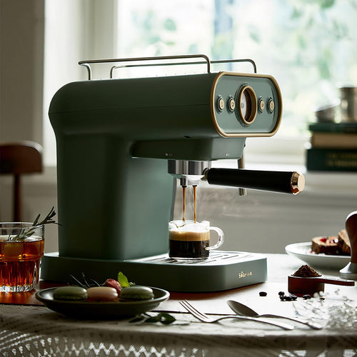 compact high-pressure coffee machine with steam frother