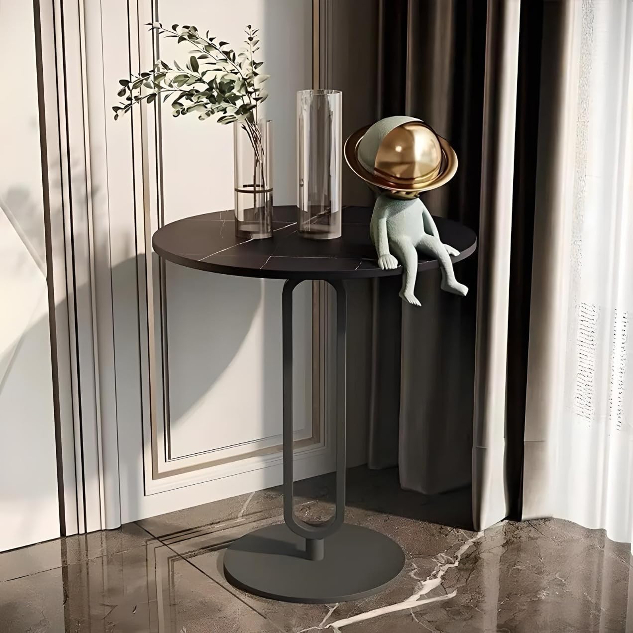 Eleganter, nordisch inspirierter, runder Beistelltisch aus Schiefer für moderne Wohnungen