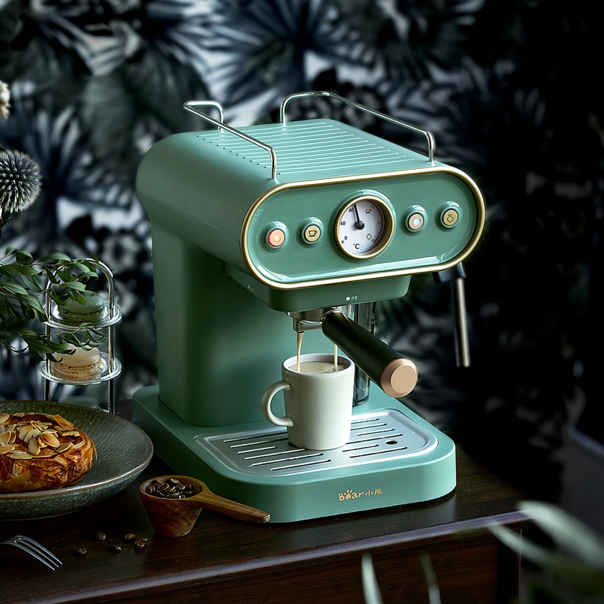 compact high-pressure coffee machine with steam frother